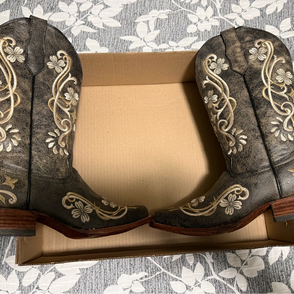 9.5 Circle G Tan Leather Boots with Black Soles - Picture 5 of 8